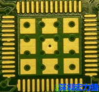 這個通孔的設(shè)計勉強(qiáng)可以接受，只剩下正中間一個通孔沒有塞孔，而且孔徑也變小了。