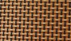 圖片只是示意圖，并不是真正的玻纖布，基本上由經(jīng)緯兩股材料交錯編織而成，經(jīng)緯的交錯間如果有空隙，就容易藏水分，所以一般會以透氣性來檢查其密合度。