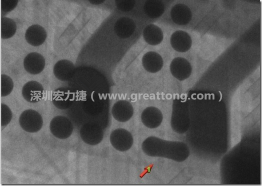 BGA因為焊墊變小，造成錫膏過多而最終形成焊接短路的結果。