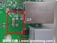 有人認(rèn)為電容旁邊已經(jīng)有螺絲將電路板固定于機(jī)殼上了，不應(yīng)該發(fā)生電路板彎曲的現(xiàn)象才對。