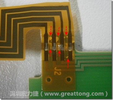 這張圖所顯示的，PCBA工廠實(shí)際進(jìn)行HotBar(熱壓熔錫焊接)焊接的時(shí)候，經(jīng)常會(huì)出現(xiàn)這類焊墊之間短路的問題，下面的圖示為比較嚴(yán)重的案例，大部分都只有部份溢錫，但這對(duì)品質(zhì)信賴杜已經(jīng)產(chǎn)生了及大的為害，既使現(xiàn)在測試沒有出現(xiàn)問題，難保在高溫膏濕的環(huán)境下不會(huì)出現(xiàn)電子遷移(Electromigration)的現(xiàn)象。