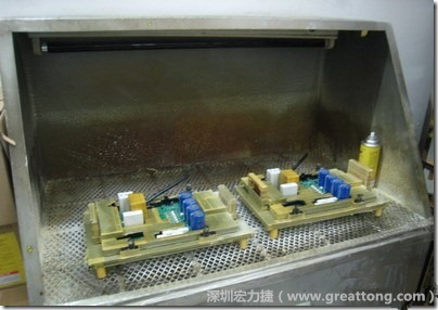 使用噴涂(Spraying)方式作業(yè)conformal coating時，需設(shè)備抽真空的設(shè)備，否則噴涂的物質(zhì)會飄散到空氣當(dāng)中，影響人體的健康。