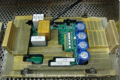 Conformal coating噴涂作業(yè)時可以使用治具把一些不可以噴涂到的地方及零件覆蓋起來，以免絕緣物質(zhì)噴涂到一些需要作導(dǎo)電接觸的地方。