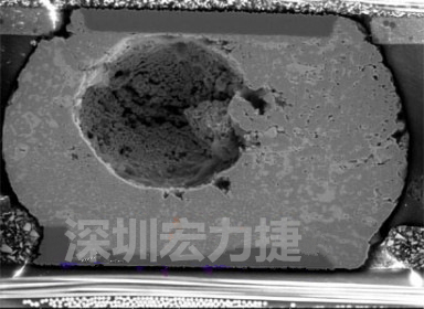 錫球氣泡大到足以影響到焊接的品質(zhì)，下圖是錫球切片后的剖面，可以很明顯看到氣泡已經(jīng)有錫球的 1/3 大了