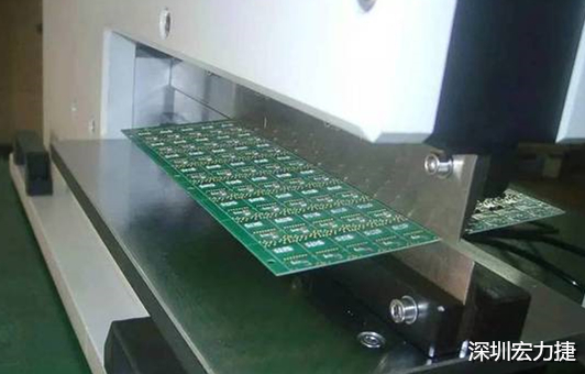 基本上V-Cut就是破壞板子結(jié)構(gòu)的元兇，因?yàn)閂-Cut就是在原來一大張的板材上切出溝槽來，所以V-Cut的地方就容易發(fā)生變形。