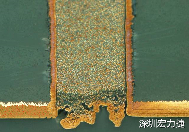 PCB設(shè)計之導電孔塞孔工藝 導電孔Via hole又名導通孔，為了達到客戶要求，導通孔必須塞孔，經(jīng)過大量的實踐，改變傳統(tǒng)的鋁片塞孔工藝，用白網(wǎng)完成板面阻焊與塞孔。生產(chǎn)穩(wěn)定，質(zhì)量可靠。