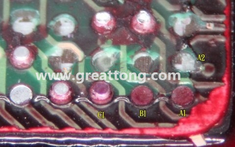下圖是紅墨水測試后將PCB板子拿回來側(cè)一個角度拍攝的照片，就可以很清楚的看到錫球黏在PCB端，或不在PCB端。