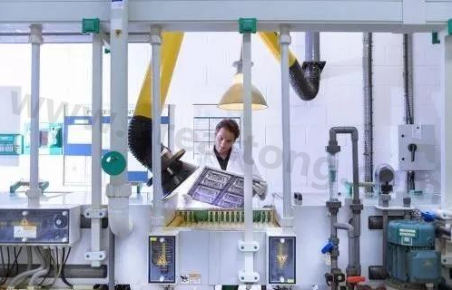 理想狀態(tài)下自動(dòng)化生產(chǎn)線大約能節(jié)省傳統(tǒng)企業(yè)50%的人力成本，良率可提升至98%。