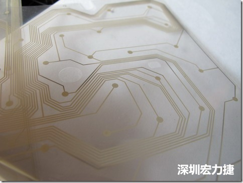 下面第二個(gè)圖則是另一片也有著按鍵線路的PTF，當(dāng)上、下兩面PTF的按鍵結(jié)點(diǎn)互相接觸后就可以計(jì)算出是哪個(gè)按鍵被按下了?？墒钱?dāng)按鍵沒(méi)有按下時(shí)，上下兩片PTF的線路則是分開(kāi)的，所以上圖那片PTF的線路上面其實(shí)還另外覆蓋了另一層透明的PET作為絕緣層，只露出了需要在鍵盤(pán)按下時(shí)才會(huì)碰觸的接觸點(diǎn)，因?yàn)檫@些材質(zhì)使用的都是Polymer，所以才撐這樣的技術(shù)為Polydome(聚合簧片)。
