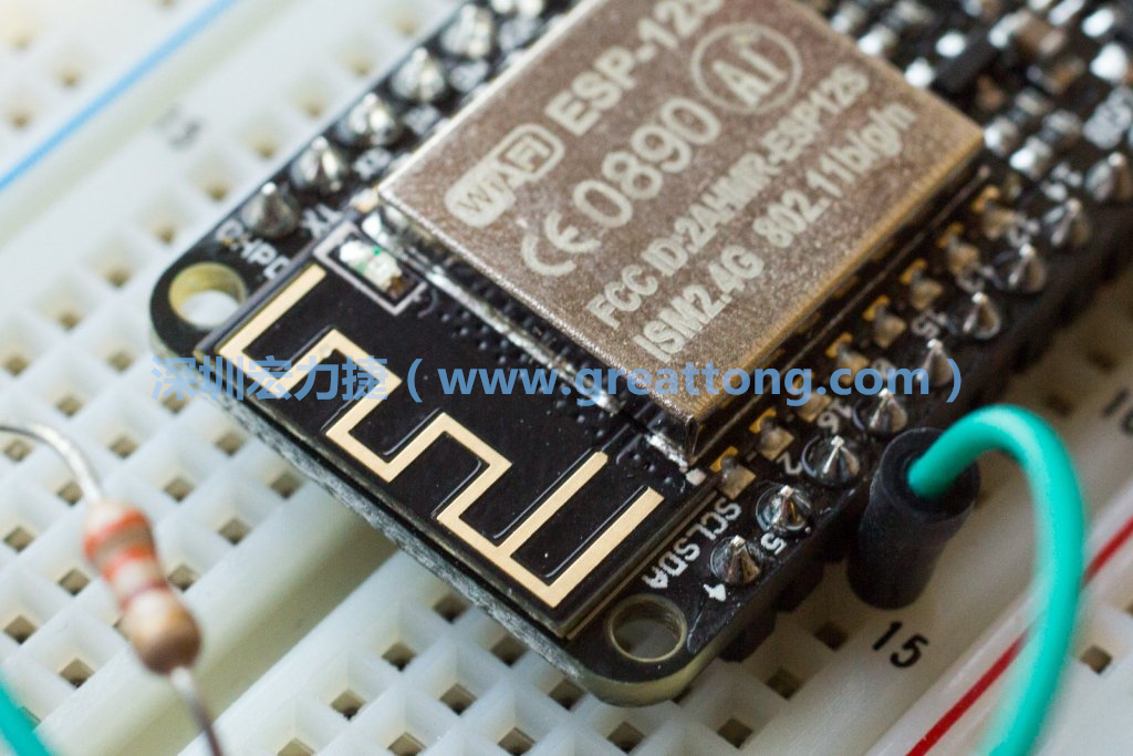 Adafruit Feather板上的無線電天線。