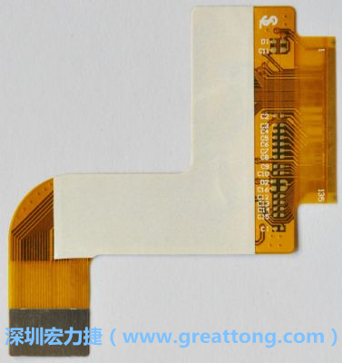 FPCB并非可無(wú)限制撓曲，為避免過(guò)度撓曲拉扯造成銅箔斷裂，一般在較長(zhǎng)條型板材會(huì)貼附補(bǔ)強(qiáng)貼片。