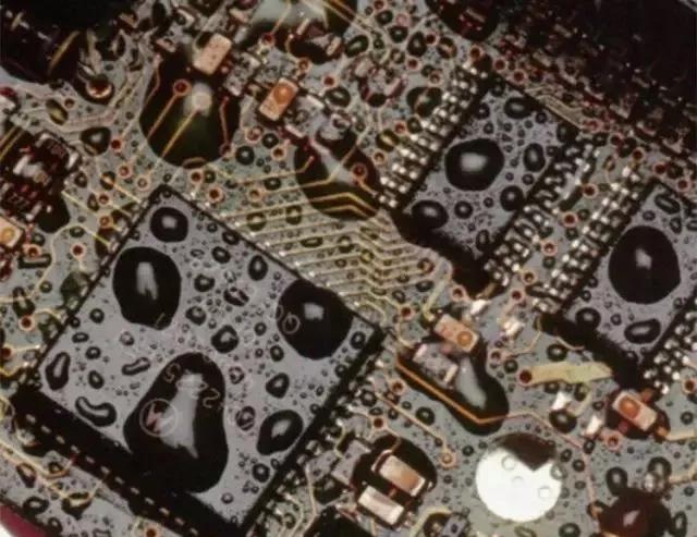 經(jīng)過(guò)涂覆工藝后的PCB，在表面形成透明的保護(hù)膜，能有效防止水珠和潮氣侵入，避免漏電和短路。