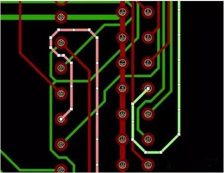 通過自動優(yōu)化導線形狀消除導線打彎(用線段近似弧線只是為了顯示沒有弧線的任何角度例子)。