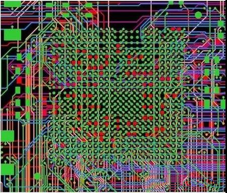 圖18：BGA布線。(頂部)傳統(tǒng)的自動布線器。38個網(wǎng)絡(luò)沒有完成布線。(底部)任意角度的拓撲式自動布線器。所有網(wǎng)絡(luò)都完成了布線。