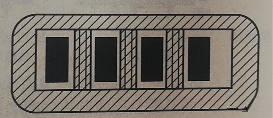 在兩個焊盤之間有導(dǎo)線通過時，應(yīng)采取PCB阻焊設(shè)計，以防止焊接短路